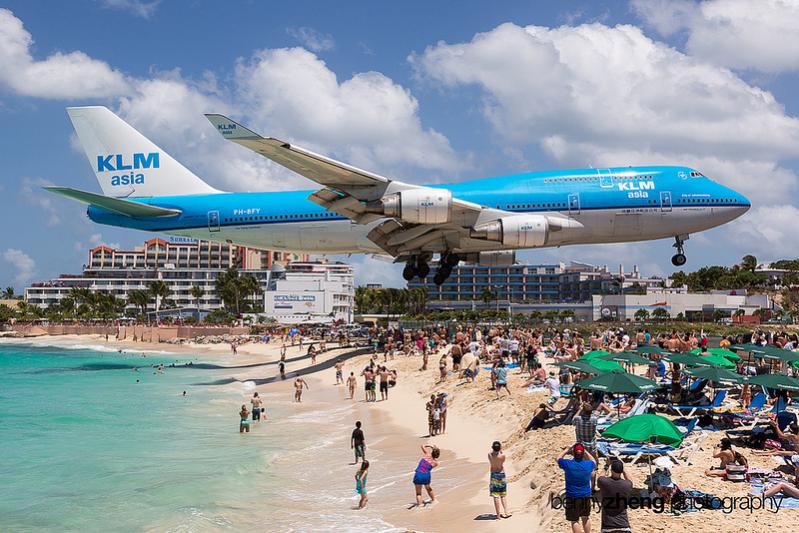 Самолет авиакомпании KLM B744 над пляжем Махо Бич