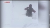 Жители Владивостока утопают в снегу